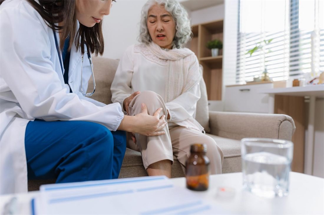 Consultant assessing an arthritic knee