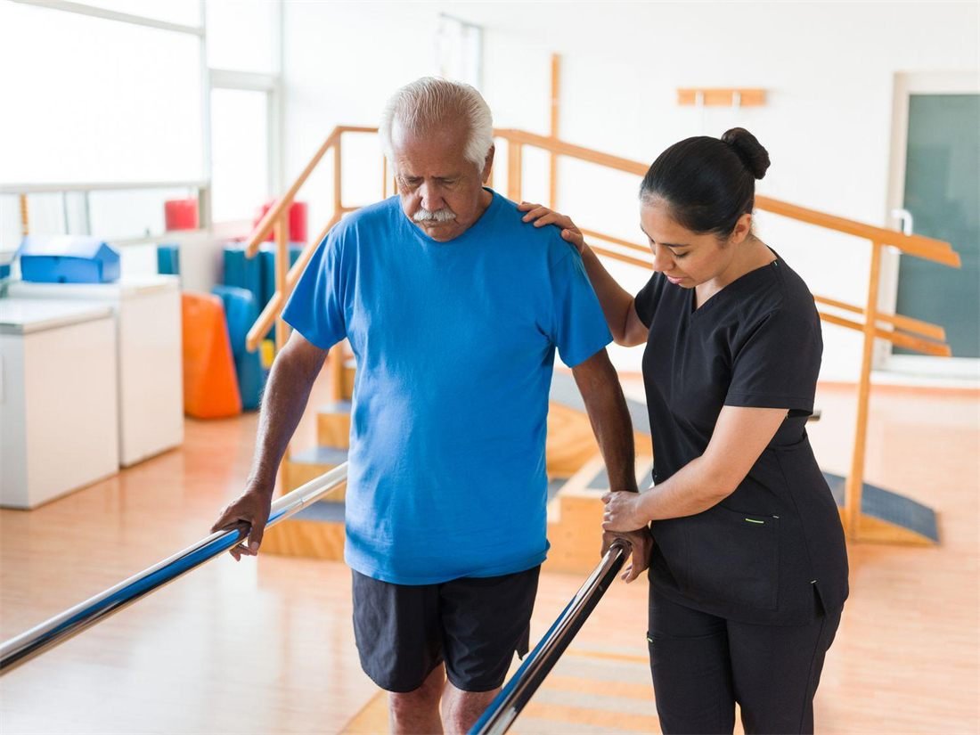 Older adult in a supervised mobility session
